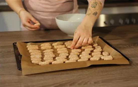 Weihnachtskekse für Hund und Katze – Selberbacken oder kaufen?